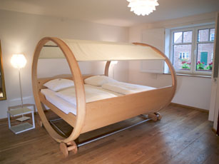 Ubernachtung in der Lounge im Schaukelbett, Himmelbett im Landhotel Beverland